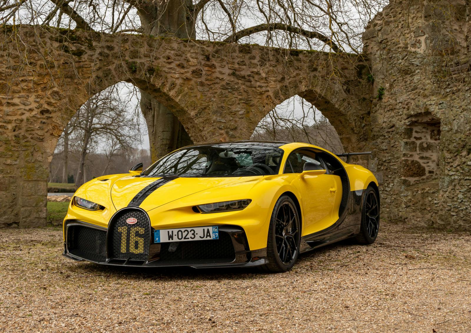 La Bugatti Chiron Pur Sport devant l’ancienne  abbaye des Vaux de Cernay, à Rambouillet, au sud-ouest de Paris.