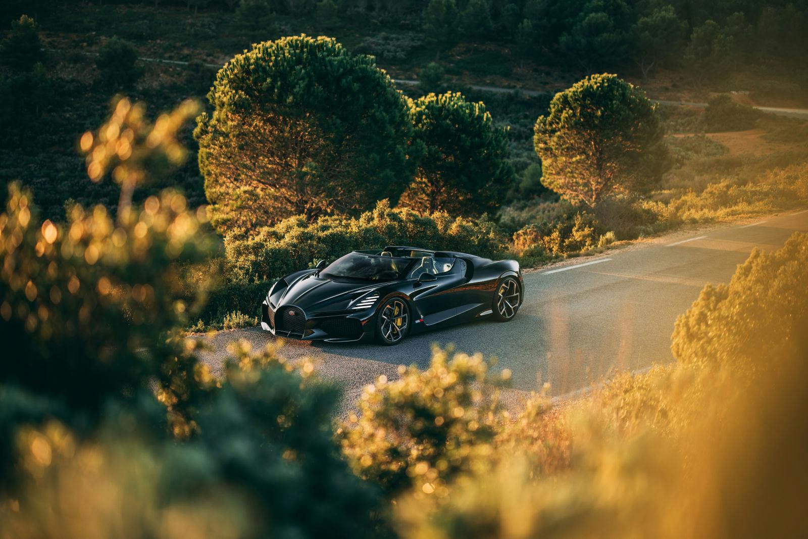 En Provence, la Bugatti W16 Mistral et le mistral se rencontrent pour ne faire qu’un.