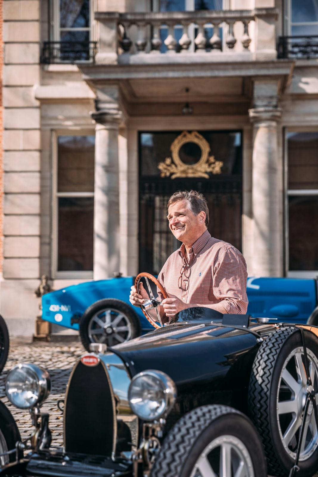 Herr Beerens empfängt stolz seinen Bugatti Baby II bei sich zuhause in Belgien