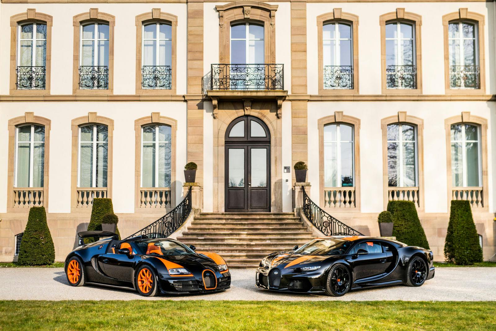 Une nouvelle Chiron Super Sport 300+ et une Veyron Grand Sport Vitesse World Record Edition certifiée par "La Maison Pur Sang" ont fait partie de l'expérience ultime de livraison créée récemment par Bugatti.