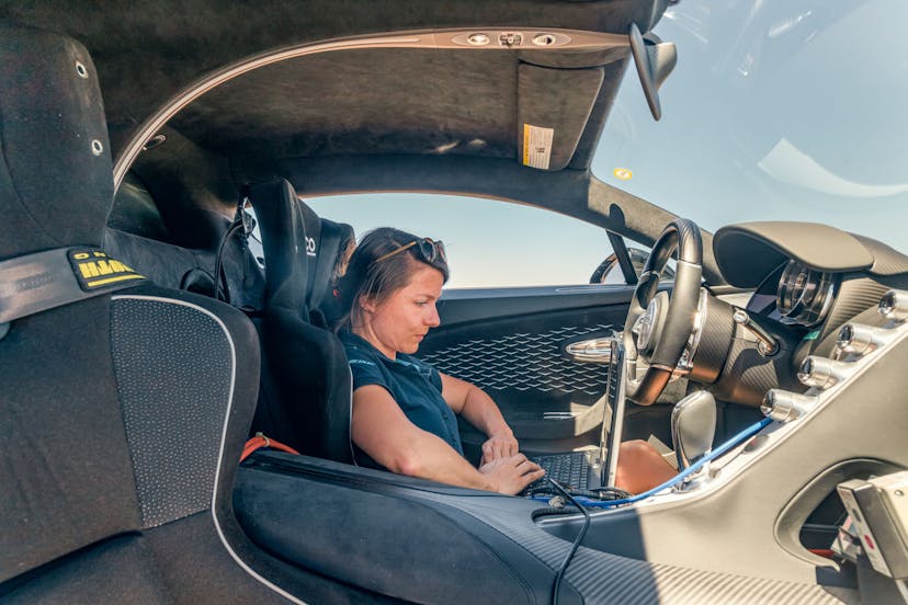 Because of the high engine speed in Bugatti hyper sports cars, Julia Lemke must ensure, among other things, that the air conditioning compressor functions properly as an engine attachment during test drives.
