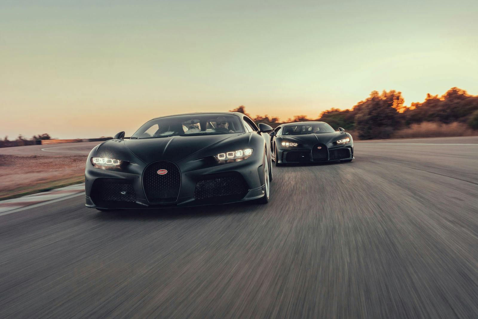Der Bugatti Chiron Pur Sport und der Bugatti Chiron Super Sport 300+: Erstmals treffen die beiden außergewöhnlichen Fahrzeuge im Nardò Technical Center aufeinander.