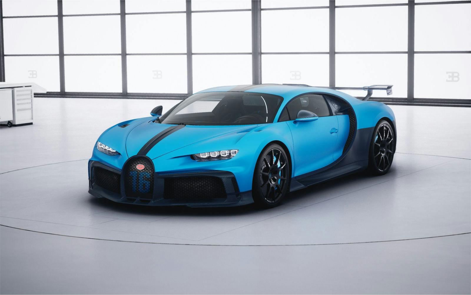 Inspiriert von Jascha Straub: Der Bugatti Chiron Pur Sport mit Farbsplit in Bugatti Light Blue Sport matt und Blue Carbon matt.