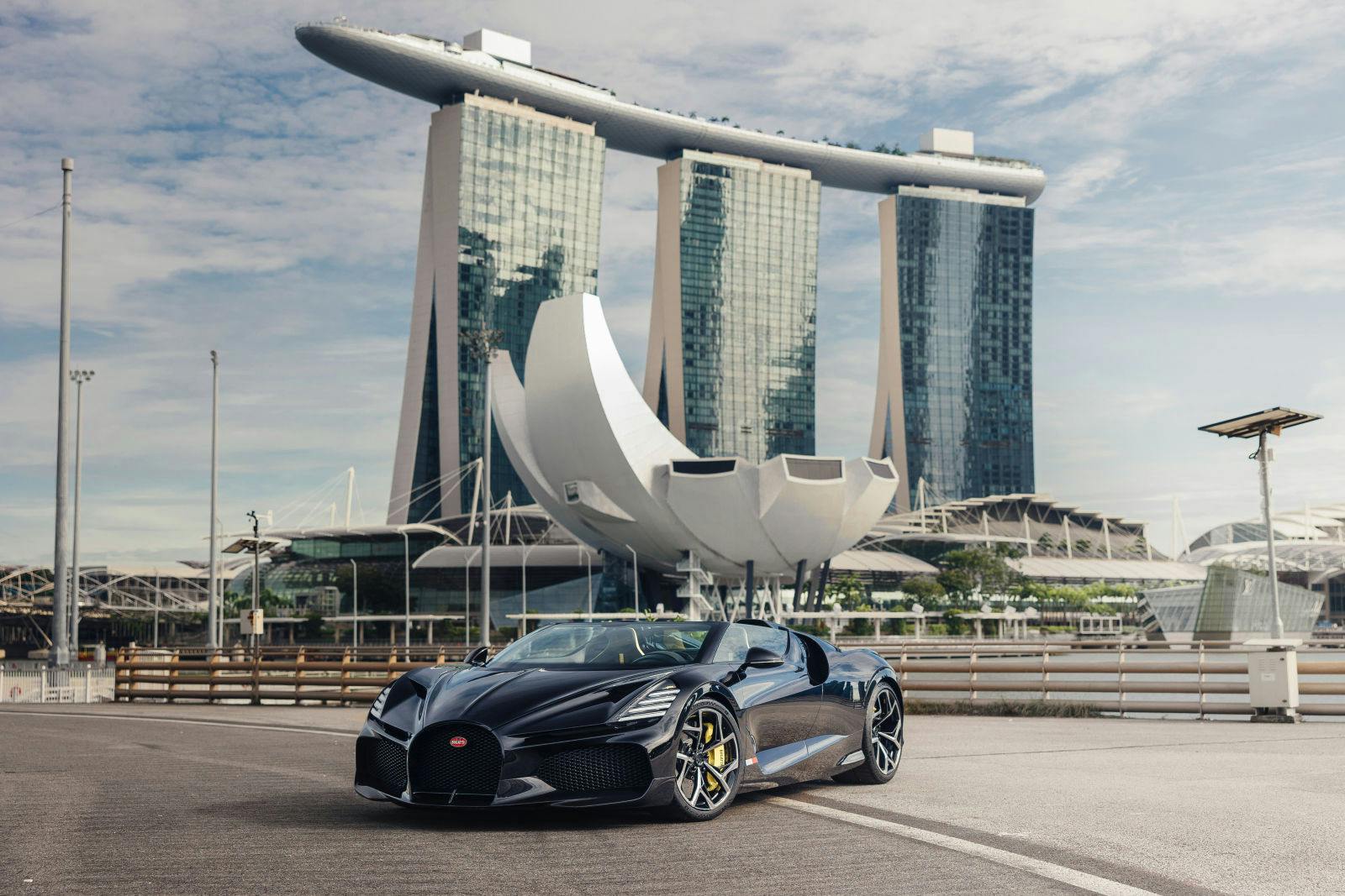 Pendant son séjour à Singapour, la Bugatti W16 Mistral s’est arrêtée à l’incontournable Marina Bay  Waterfront.