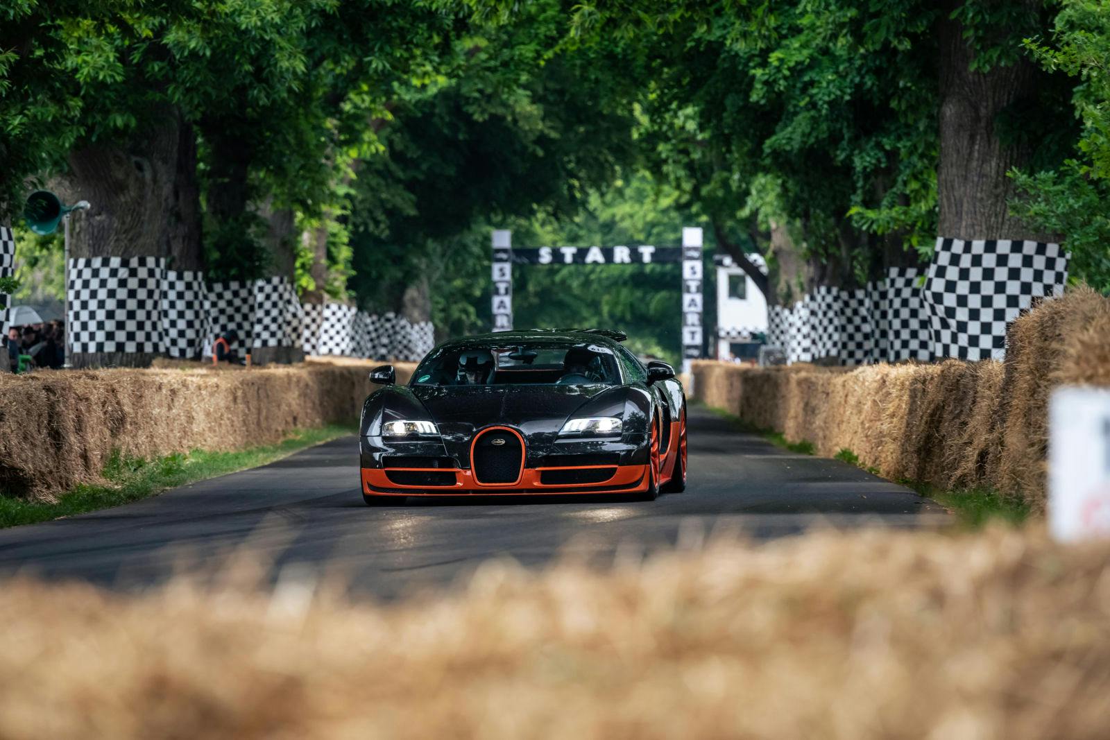 La Veyron 16.4 Super Sport a établi le premier record du monde vitesse de 431 km/h pour Bugatti. 