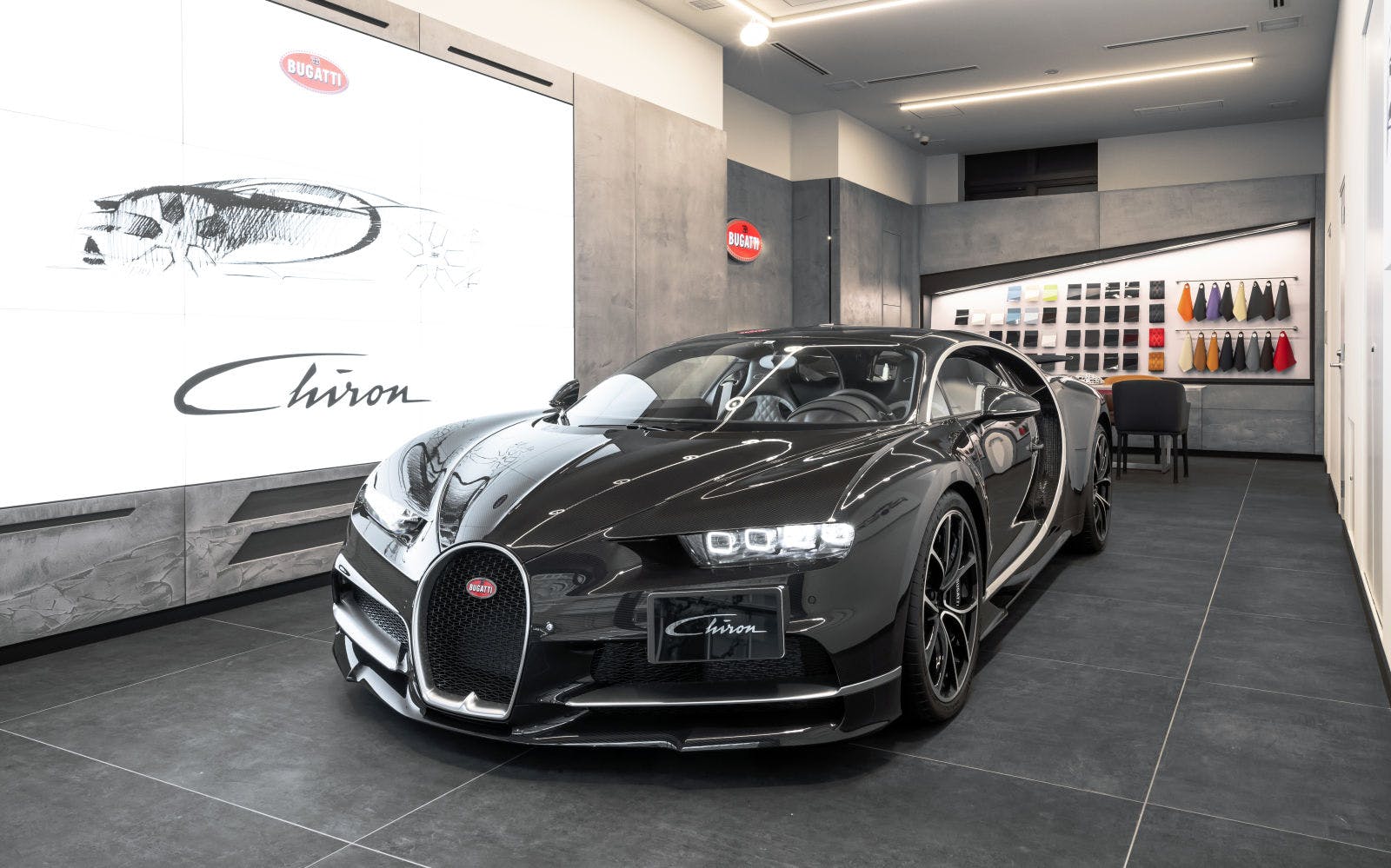 Une inauguration spéciale : le nouveau showroom Bugatti Tokyo ouvre ses portes peu de temps après l'homologation de la légendaire Bugatti Chiron au Japon.