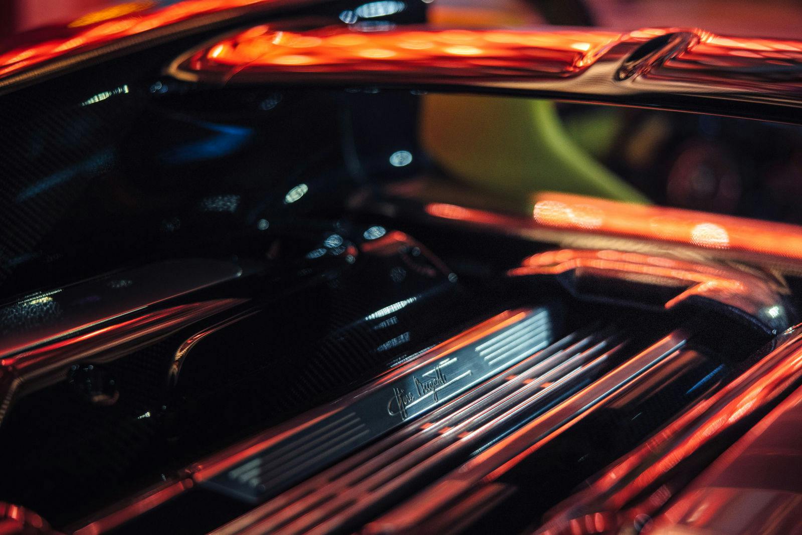 Der Bugatti W16 Mistral erkundet mit seinen mächtigen 1 600 PS erkunden die Straßen des multikulturellen Singapur.