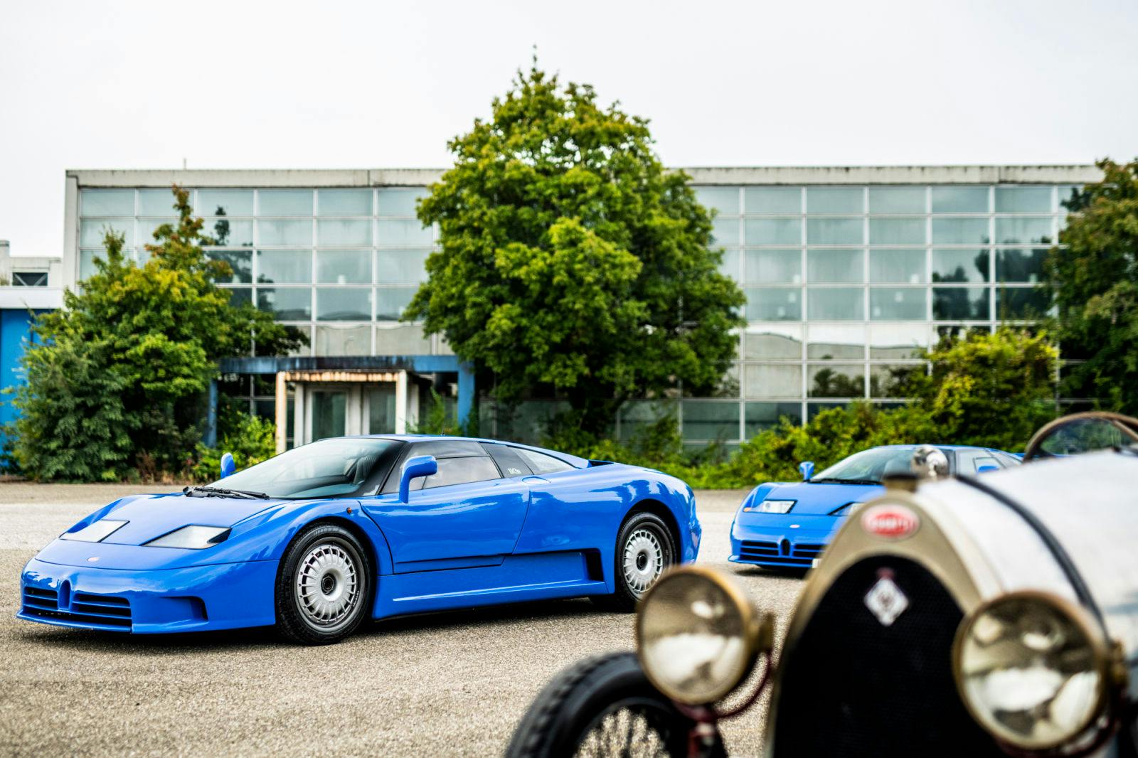 Insgesamt zwölf EB110 versammelten sich in der Fabbrica Blu" in Campogalliano, als Pilgerfahrt zum Geburtsort des legendären Bugatti EB110.	"