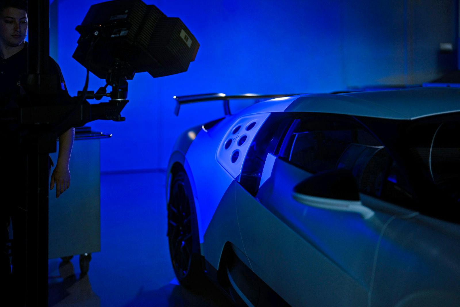 At Bugatti, the metrologist works with state-of-the-art technologies such as advanced 3D scanning.
