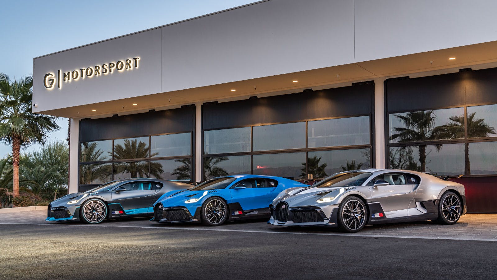Shortly before their delivery, the three US Divo customer vehicles meet at the racetrack “The Thermal Club” in Palm Desert, California.