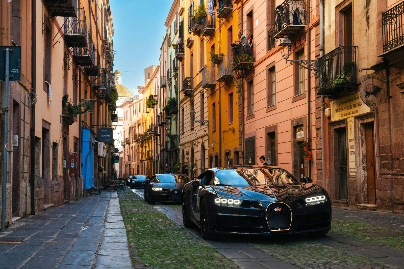 Le Bugatti Grand Tour a mené les pilotes à travers la riche tradition culturelle de l'île.