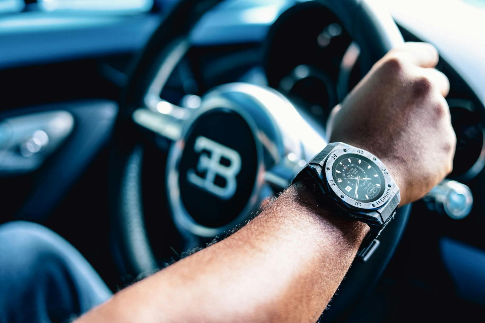 Bugatti hat das neueste Modell seiner in Zusammenarbeit mit VIITA Watches entstandenen innovativen digitalen Smartwatches vorgestellt.  