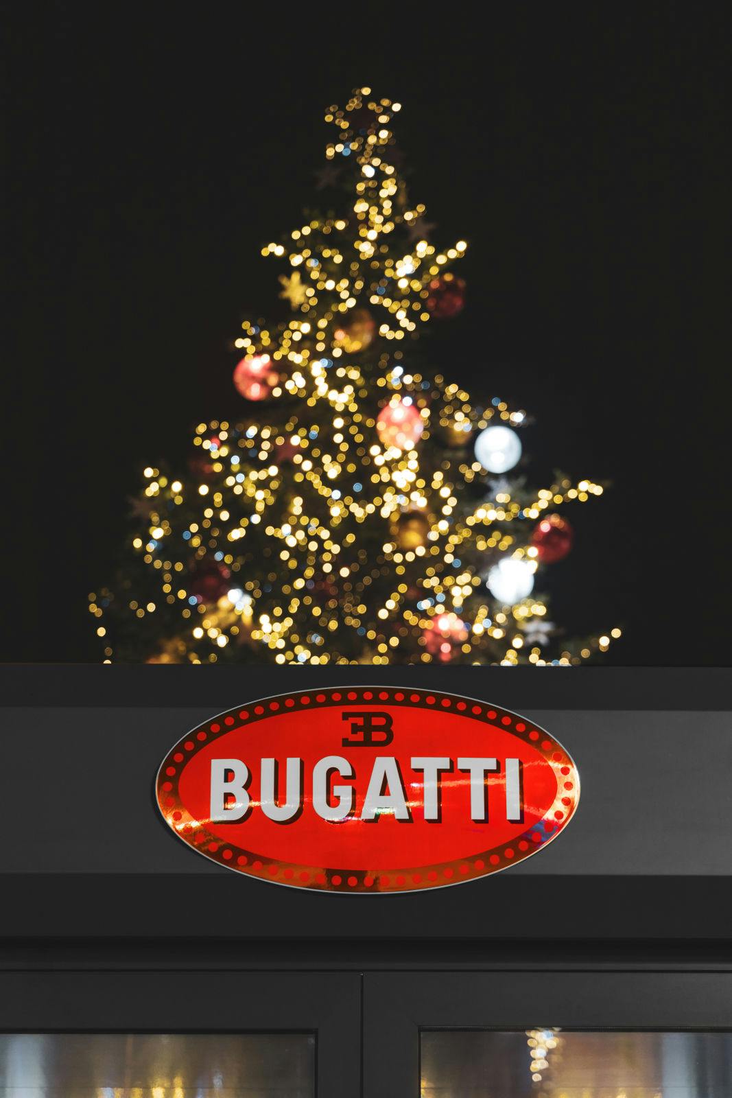 Statt Weihnachtsmarkt ist dieses Jahr am Place de l’Hôtel de Ville der Bugatti La Voiture Noire ausgestellt.