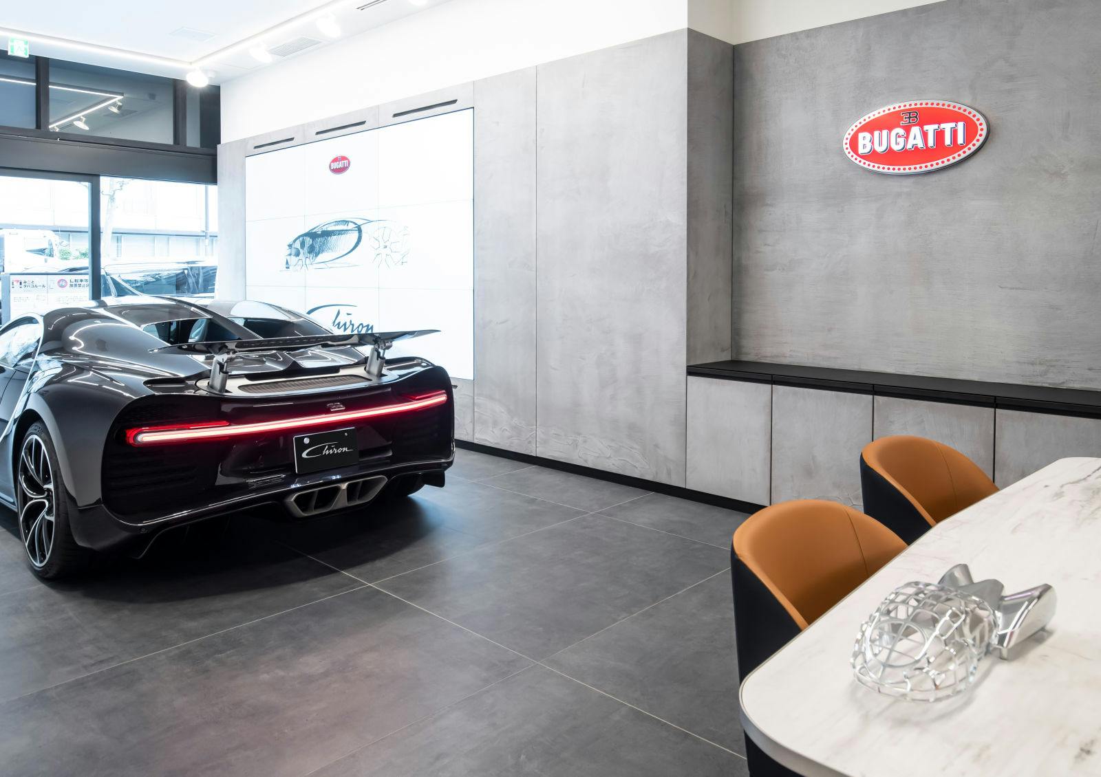Une inauguration spéciale : le nouveau showroom Bugatti Tokyo ouvre ses portes peu de temps après l'homologation de la légendaire Bugatti Chiron au Japon.