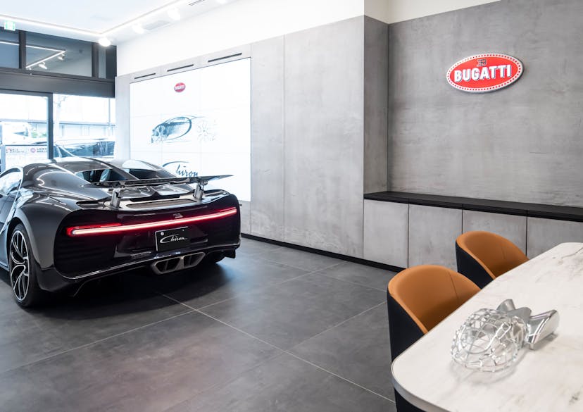 Eine besondere Eröffnung: der Showroom Bugatti Tokio öffnet seine Türen kurz nachdem der legendäre Bugatti Chiron in Japan zugelassen wird.