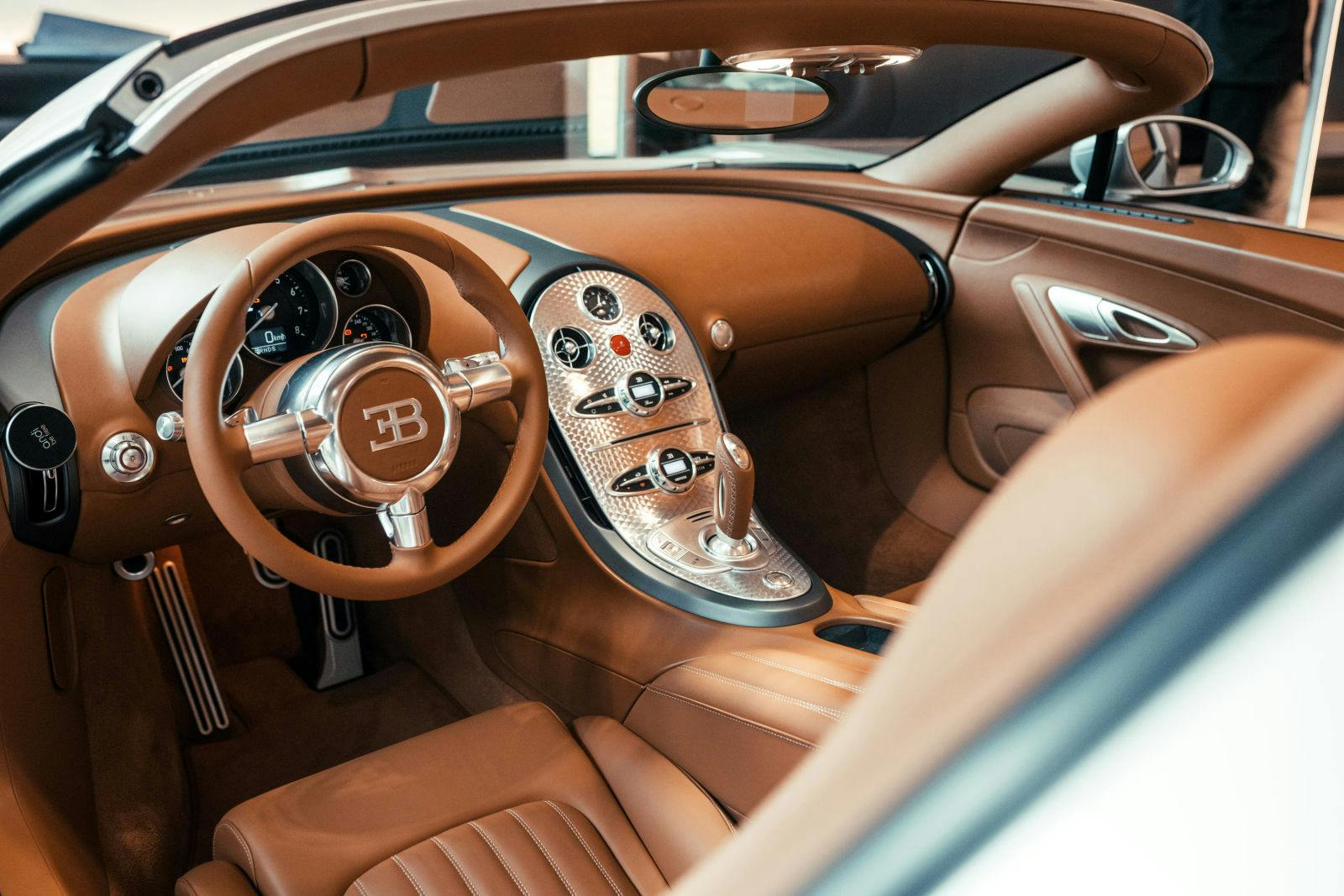 La Veyron 16.4 Grand Sport 2.1 dans son état d'origine : peinture White Silver Metallic et intérieur en cuir Cognac.