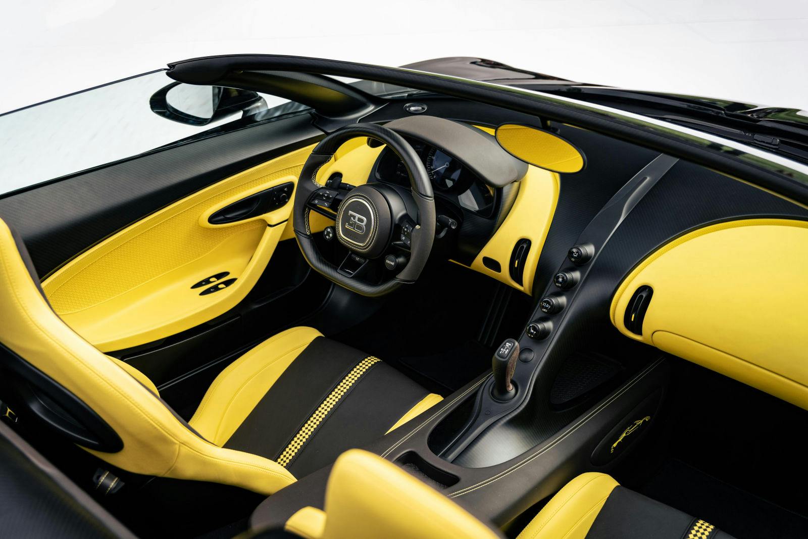 L'intérieur de la W16 Mistral a été inspiré par les couleurs préférées d'Ettore Bugatti : le noir et le jaune.