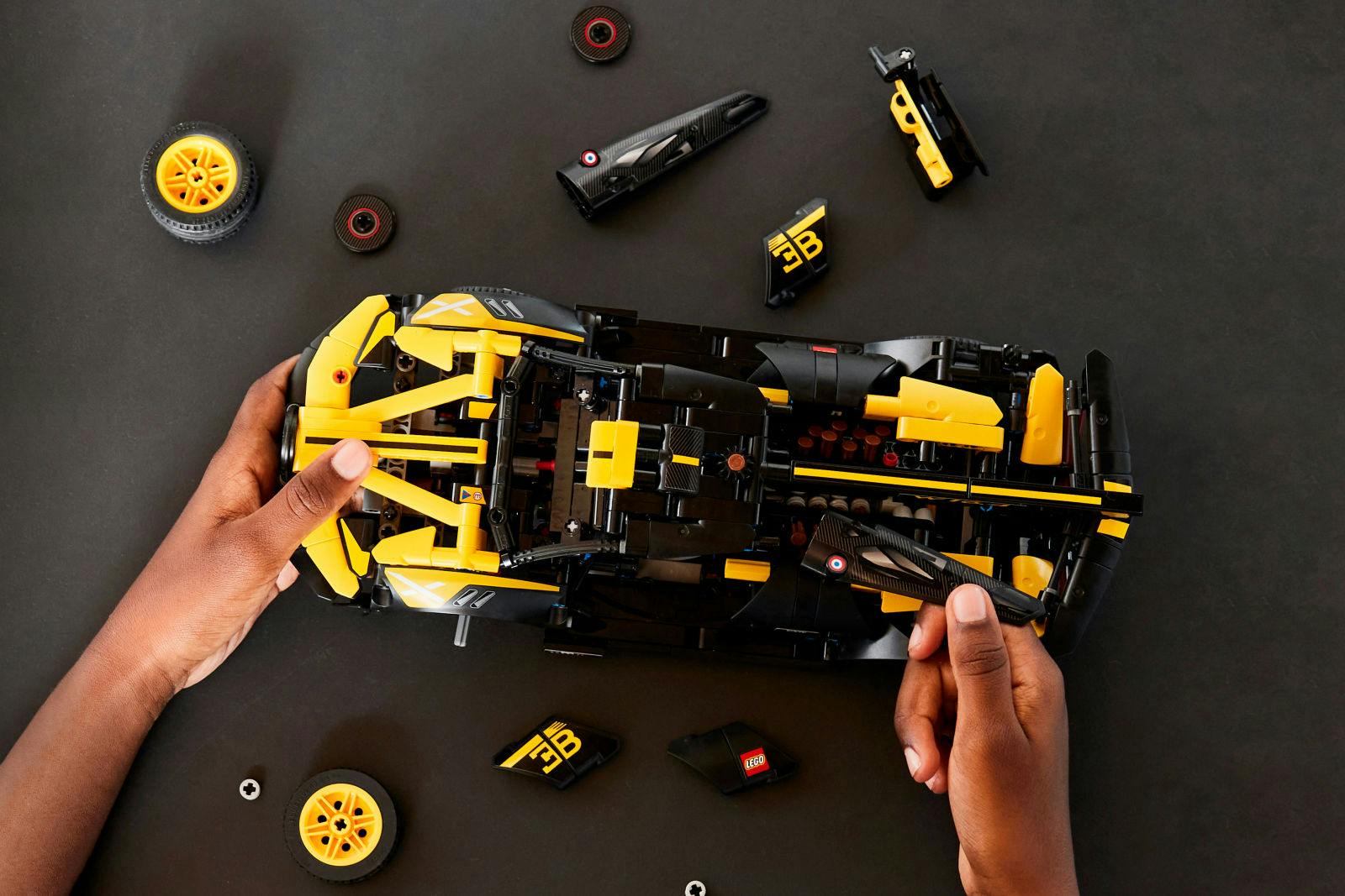 Habillé de noir et jaune, le LEGO Technic Bugatti Bolide rend hommage aux couleurs préférées d'Ettore Bugatti.