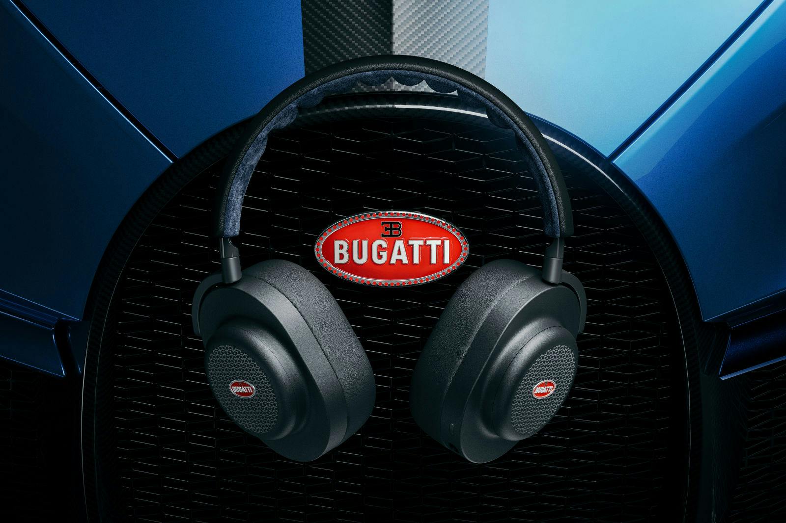 Der berühmte  hufeisenförmige  Kühlergrill von Bugatti diente als Inspiration für das Design des Gitters, hinter  dem die leistungsstarken Treiber der Kopfhörer untergebracht sind.