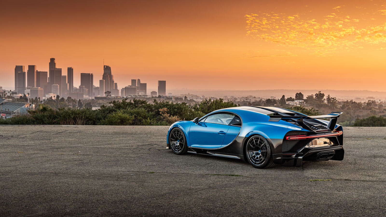 Der neueste Bugatti Hypersportler aus Molsheim vor der atemberaubenden Kulisse von Downtown Los Angeles: der Chiron Pur Sport.