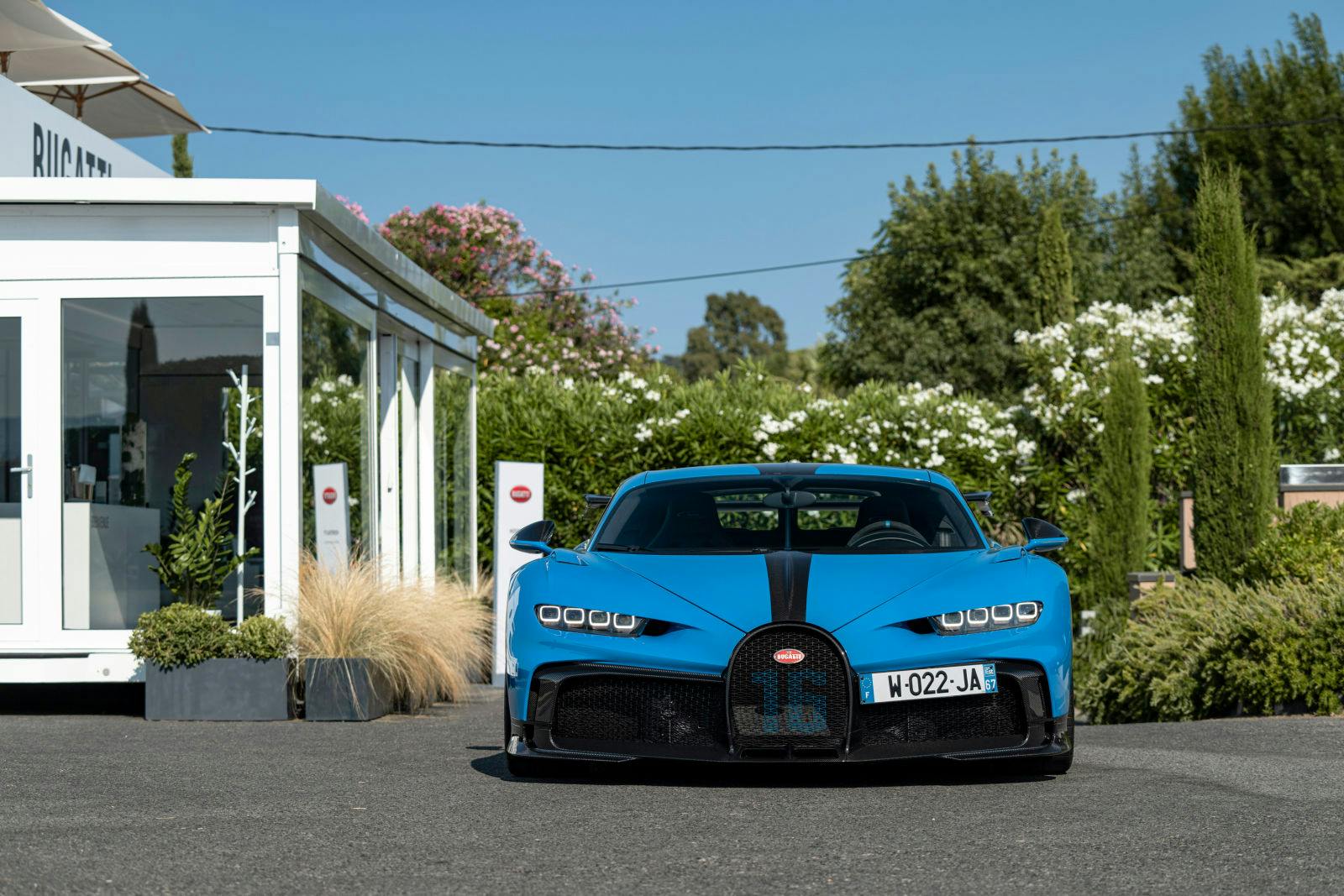 Bugatti invite ses clients à découvrir les hypersportives hyper sportives Chiron Pur Sport et Chiron Sport en mode dynamique.
