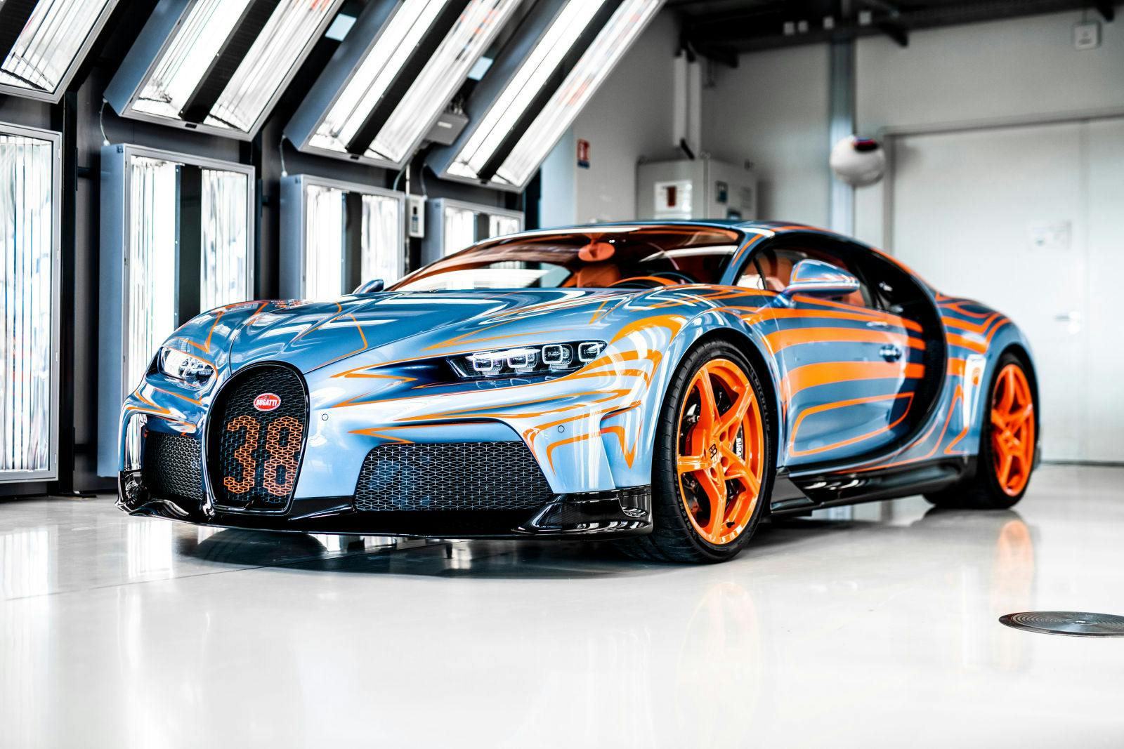Dieses individuell gestaltete Model mit der „Vagues de Lumière“-Lackierung ist das Ergebnis einer engen Zusammenarbeit zwischen seinem neuen Eigentümer und dem Bugatti Sur Mesure-Team und einer der ersten ausgelieferten Chiron Super Sport.