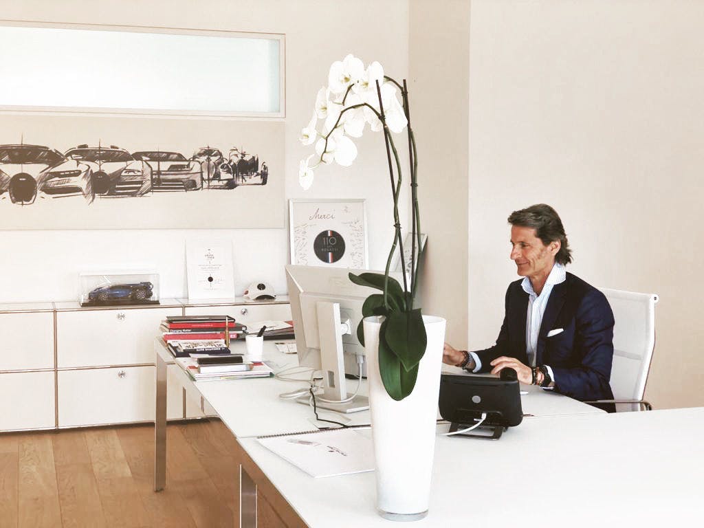 Bugatti-Präsident Stephan Winkelmann arbeitet auch in Zeiten von Corona von seinem Schreibtisch aus am Stammsitz der Marke im französischen Molsheim.