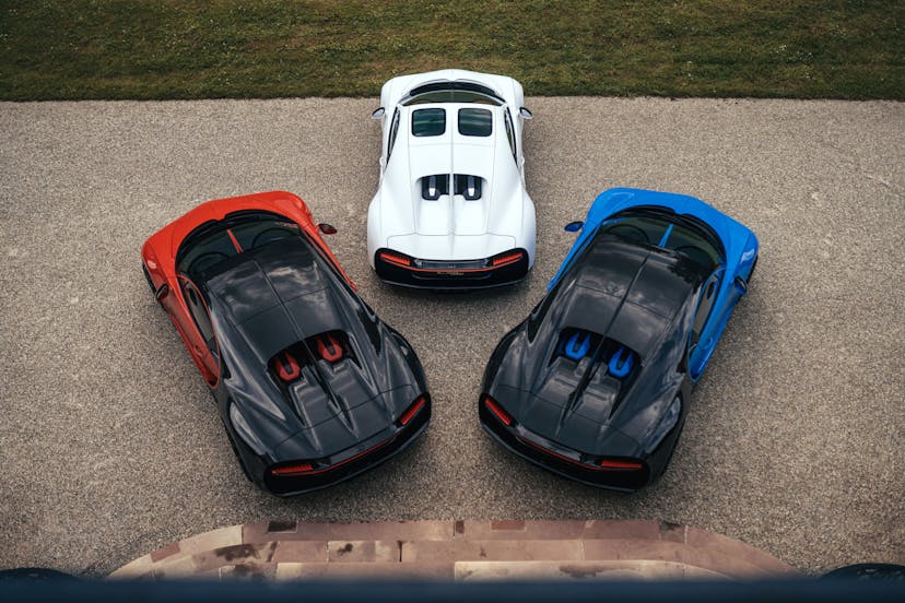 Bugatti feiert französischer Nationalfeiertag : drei Chiron Sport vor den Château Saint-Jean in Molsheim.