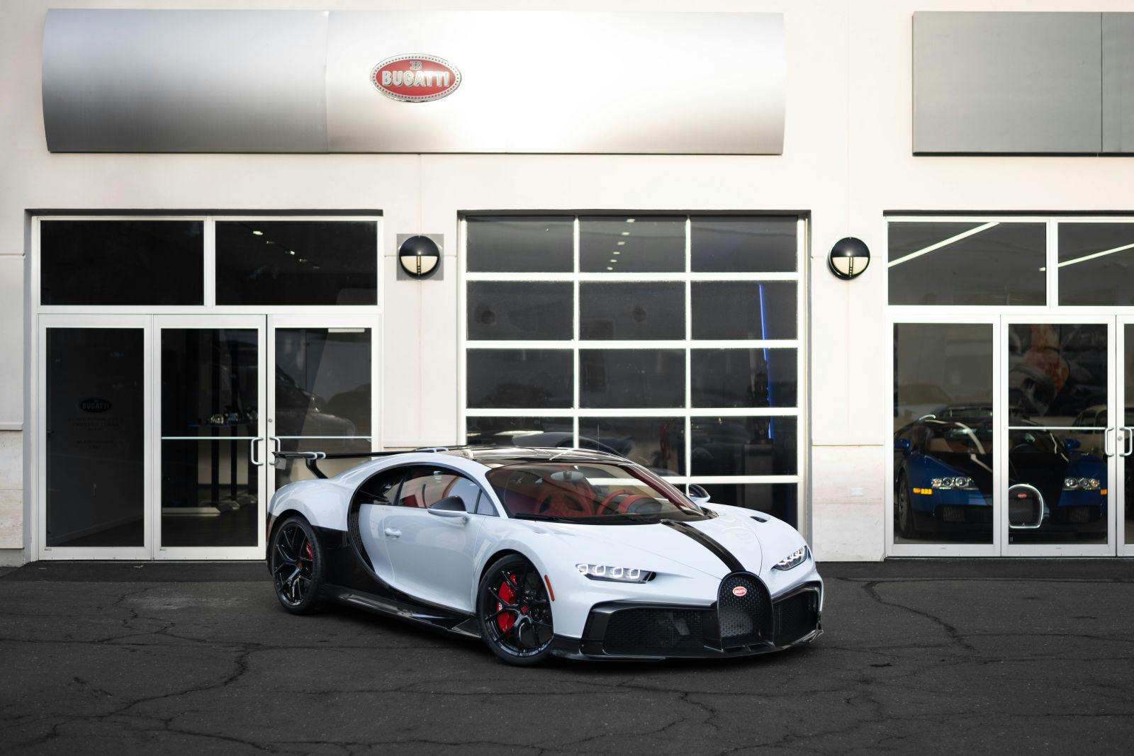 Der erste Bugatti Chiron Pur Sport in Quartz White und Carbon Grey geht an seinen neuen Besitzer über.