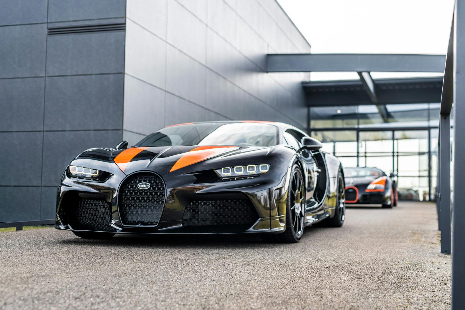 Ein neuer Chiron Super Sport 300+ und ein zertifizierter Veyron Grand Sport Vitesse World Record Edition von "La Maison Pur Sang" waren Teil des ultimativen Übergabeerlebnisses, das Bugatti kürzlich erschaffen hat.