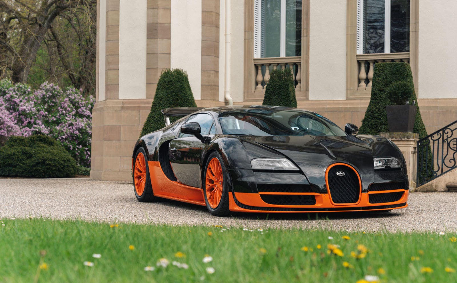 La Bugatti Veyron 16.4 Super Sport, record du monde de vitesse en 2010 enregistré à 431,07 km/h.

