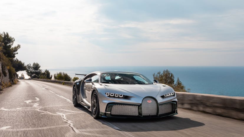 La Turbie, eine kleine Stadt im Norden des Fürstentums Monaco mit Blick auf das Mittelmeer, wo Bugatti mit einem einzigartigen Chiron Pur Sport zu Besuch war - das moderne Pendant zu Ettores Kreation, dem bislang agilsten Bugatti.