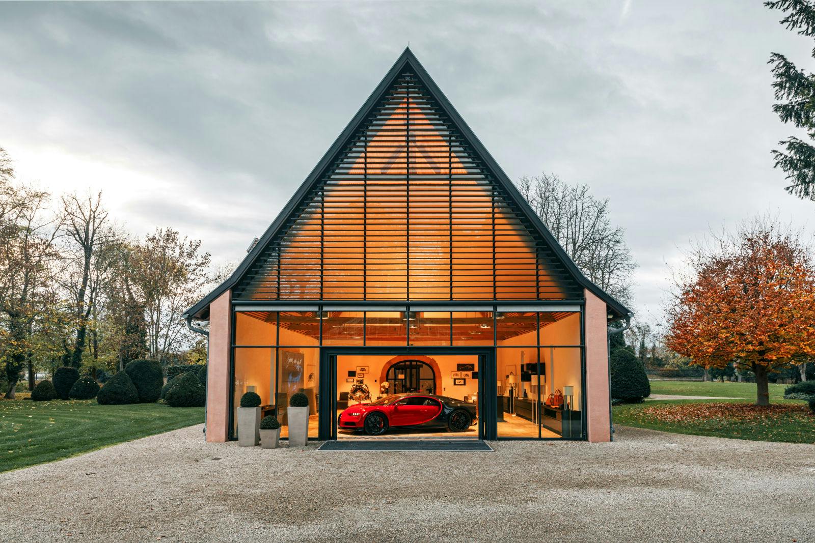 The Customer Lounge is located in the Remise Sud of Bugatti's headquarters in Molsheim.