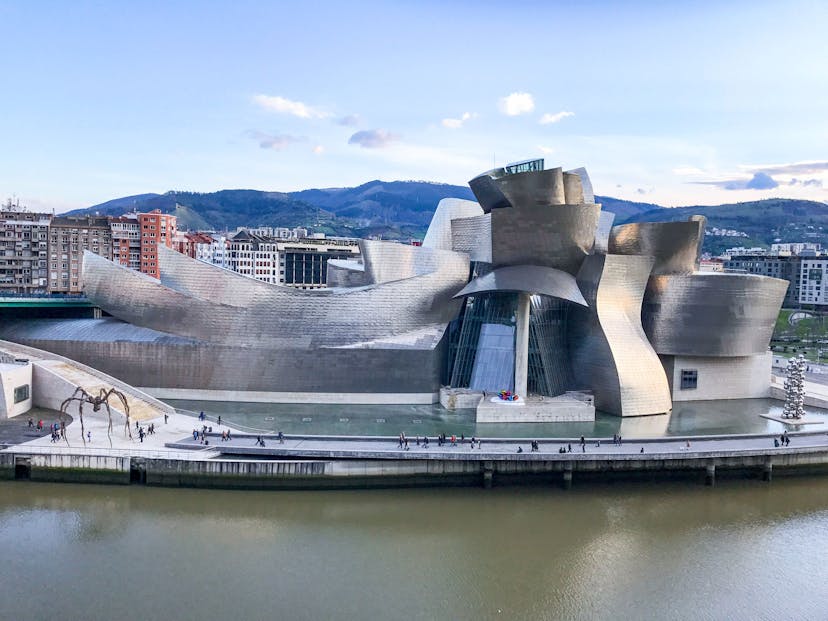 Le Musée Guggenheim Bilbao accueille une nouvelle exposition intitulée "Motion. Autos, Art, Architecture" où une Bugatti Type 57 SC Atlantic y est exposée jusqu'au 18 septembre 2022.