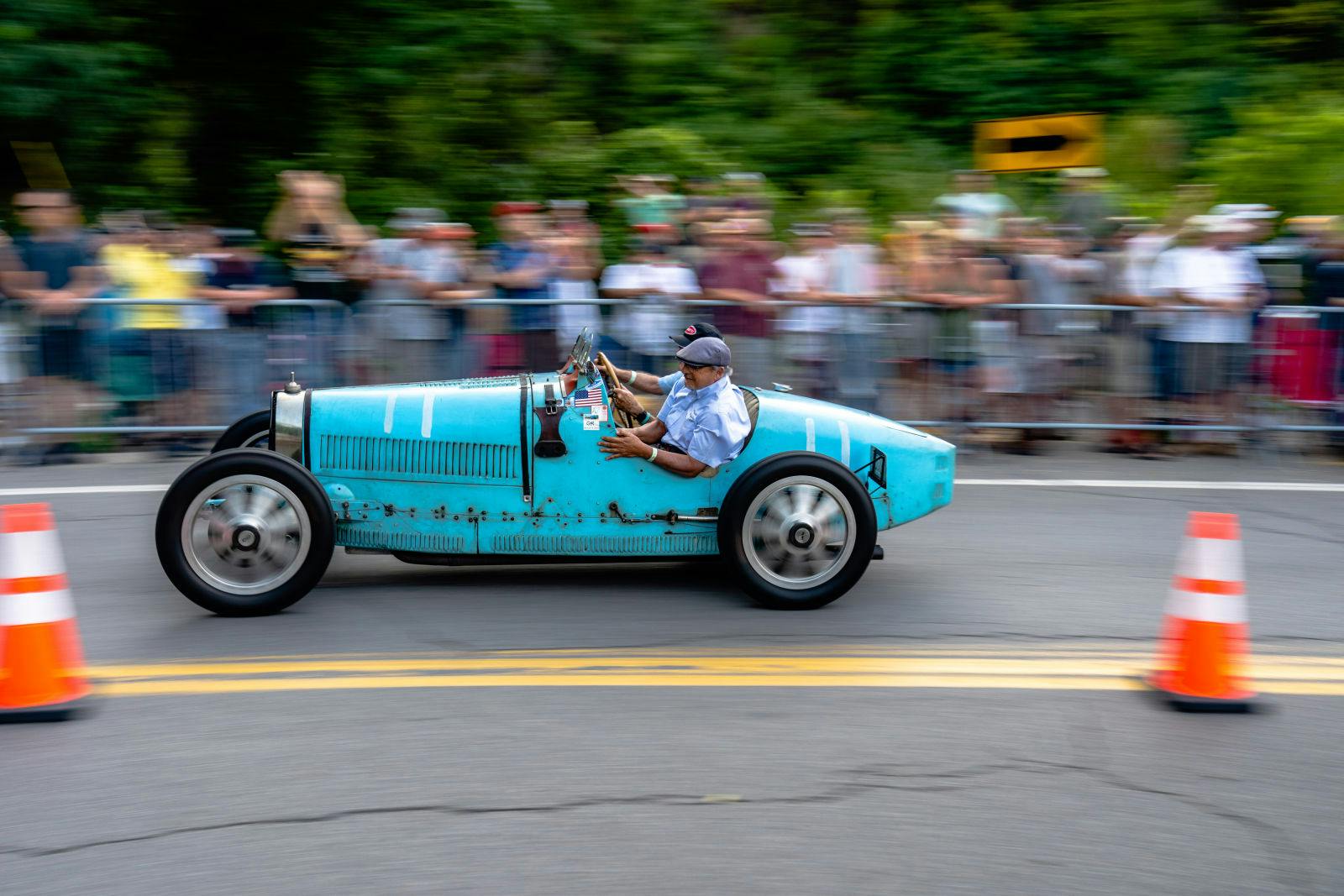 Scharen begeisterter Zuschauer kamen, um die Bugatti-Legenden beim U.S. Bugatti Grand Prix  anzufeuern.