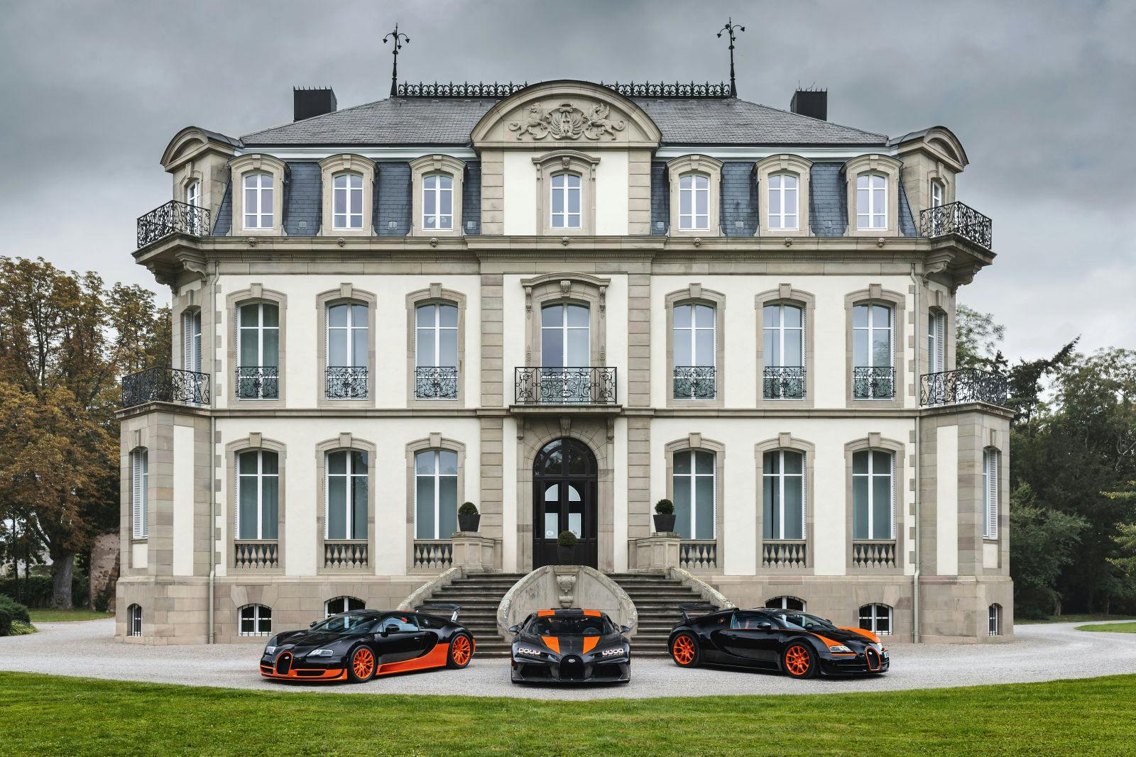 Les véhicules records Bugatti de l'ère moderne (de gauche à droite) : Veyron 16.4 Super Sport, Chiron Super Sport 300+, Veyron 16.4 Grand Sport Vitesse.