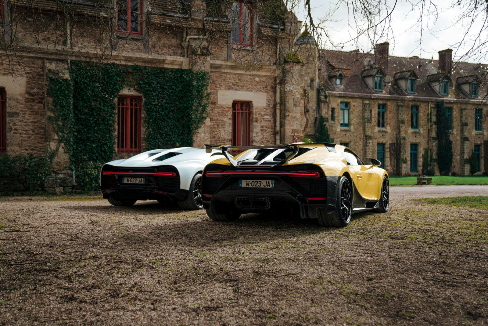 La Bugatti Chiron Sport et la Chiron Pur Sport devant l’ancienne  abbaye des Vaux de Cernay, à Rambouillet, au sud-ouest de Paris.
