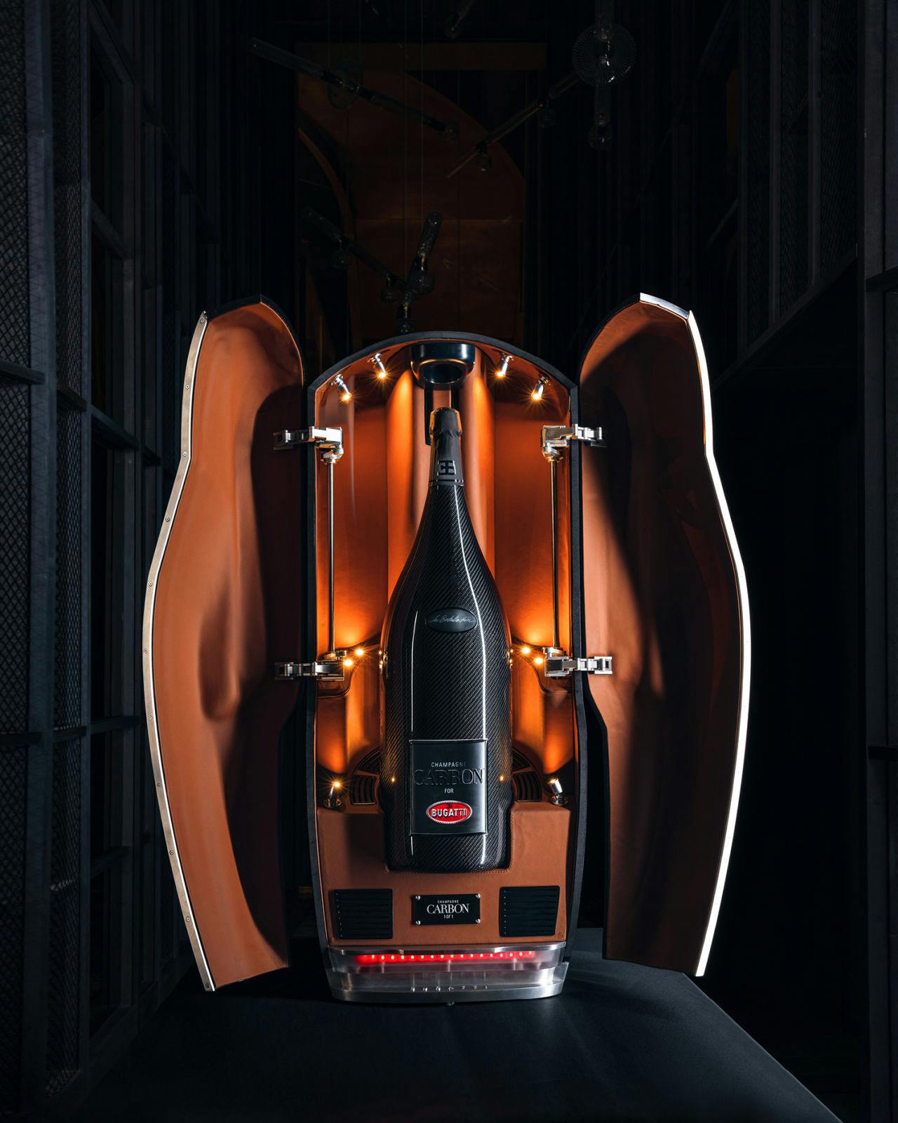 Bugatti und Champagne Carbon präsentieren Einzelstück „La Bouteille Noire“