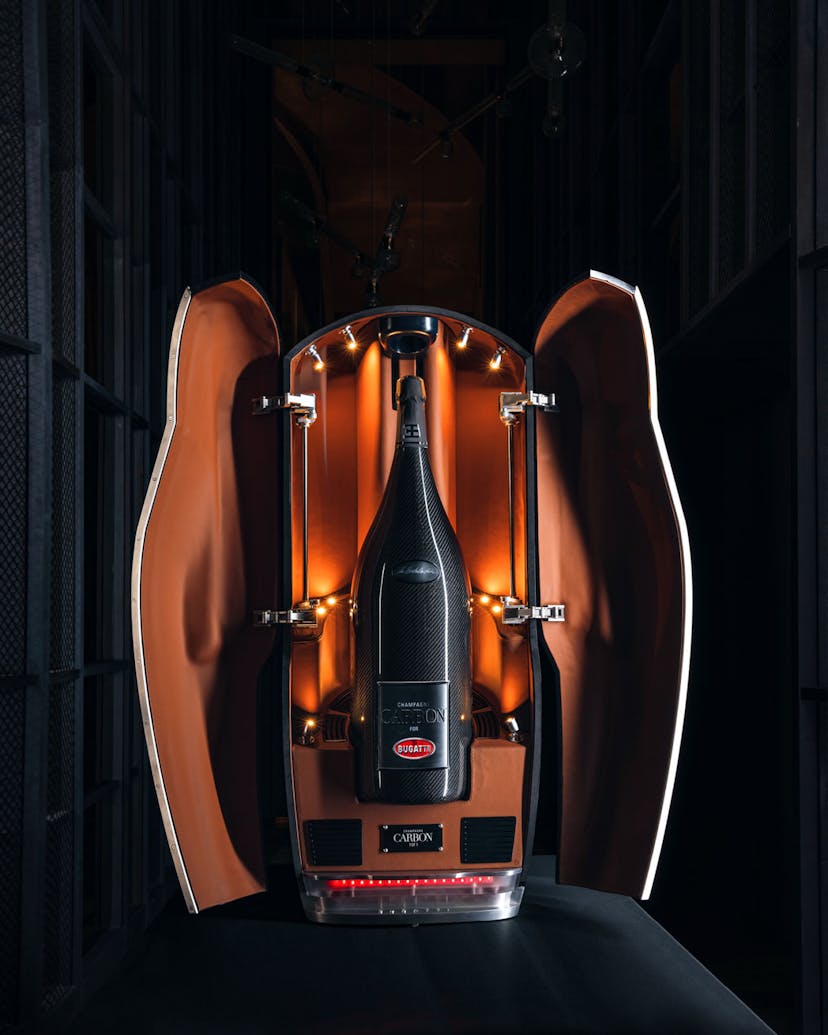 Bugatti und Champagne Carbon präsentieren Einzelstück „La Bouteille Noire“