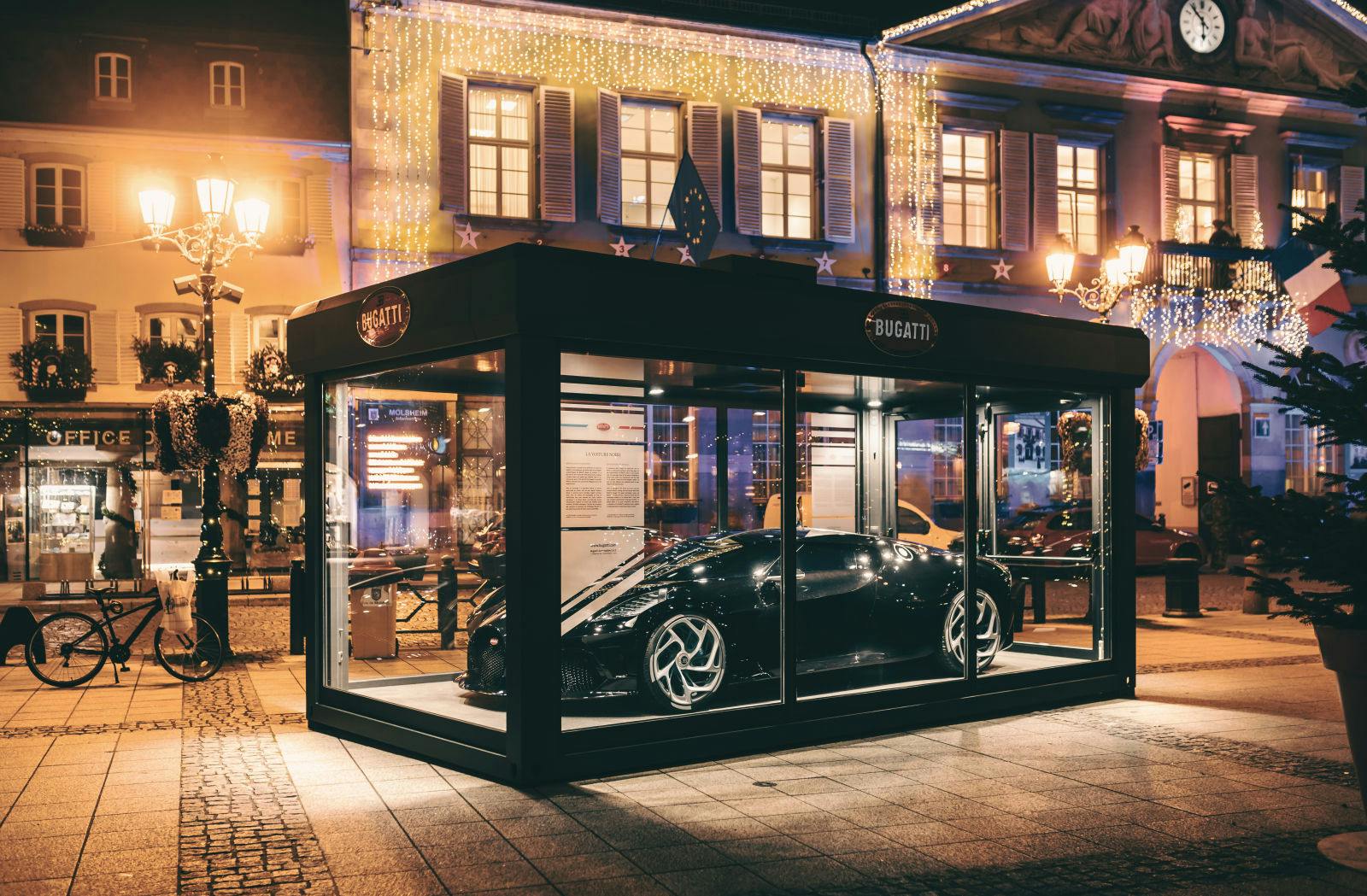 Un cadeau de Noël bien emballé: Bugatti présente la Bugatti La Voiture Noire à Molsheim, siège de la marque depuis 1909.