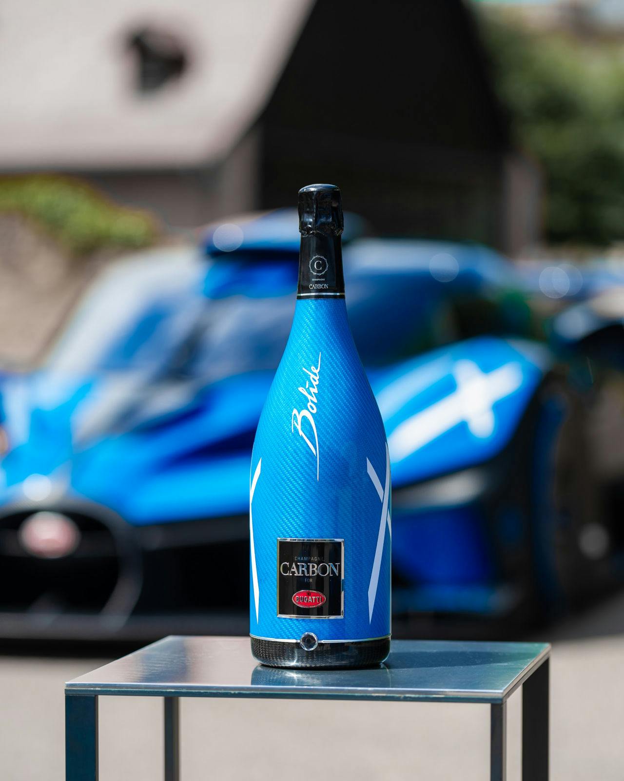 Bugatti dévoile la cuvée ƎB.03, une collaboration avec Champagne Carbon inspirée de la Bugatti Bolide. Please enjoy responsibly. Don't drink and drive.