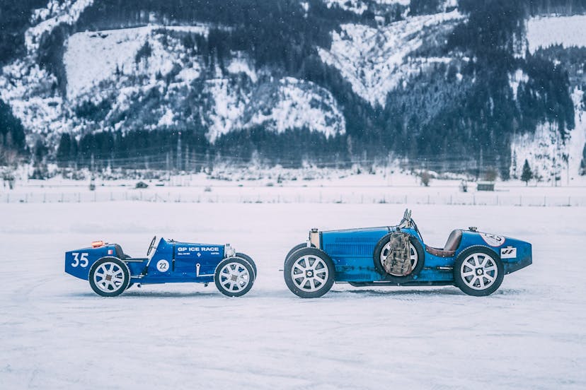 62 Jahre nach dem Debüt von Bugatti beim GP Ice Race in Österreich kehrte die französische Luxusmarke mit einem Type 51 und dem Bugatti Baby II an den Start zurück.
