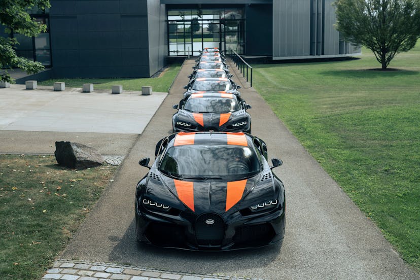 Die ersten acht Bugatti Chiron Super Sport 300+ von insgesamt nur 30 Exemplaren sind nun zur Auslieferung bereit.