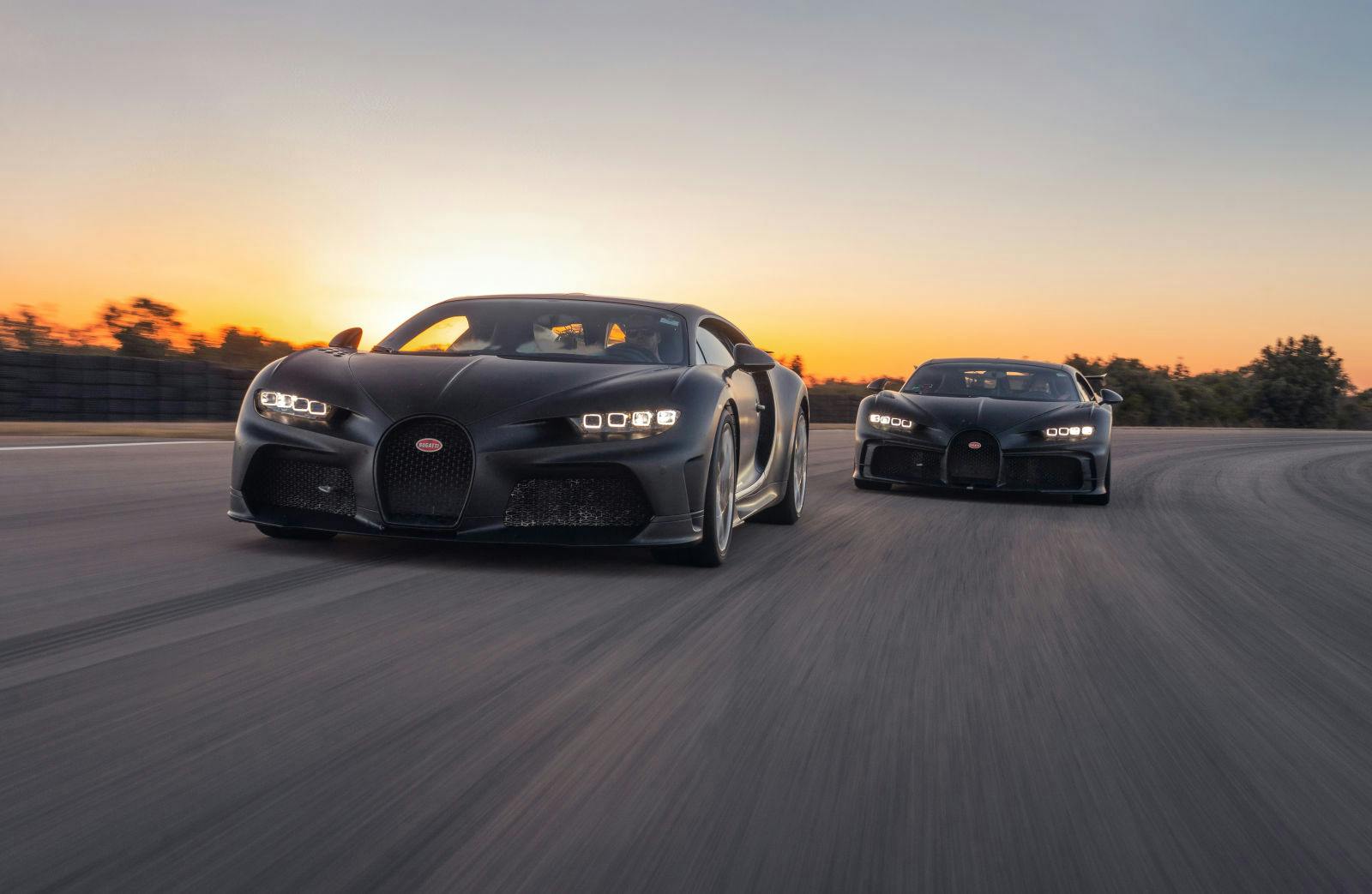 Der Bugatti Chiron Pur Sport und der Bugatti Chiron Super Sport 300+: Erstmals treffen die beiden außergewöhnlichen Fahrzeuge im Nardò Technical Center aufeinander.