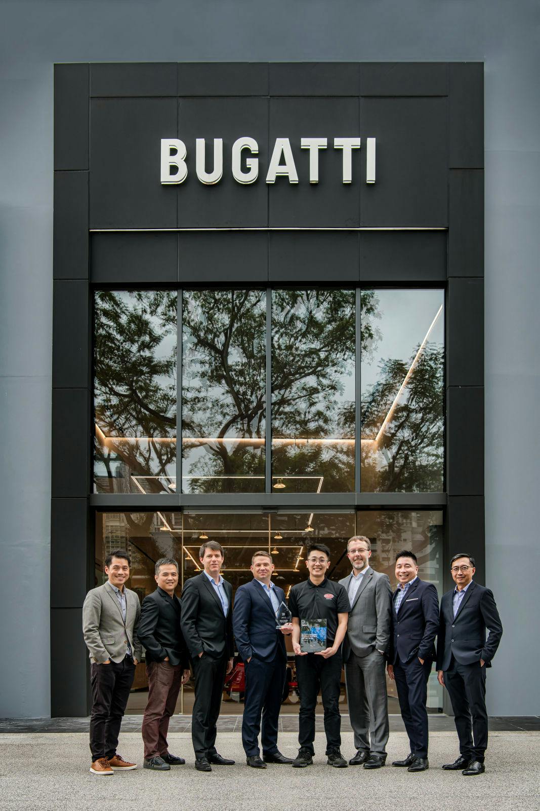 Das Team von Bugatti Singapur gewinnt die Auszeichnung "Regional Best Performing Bugatti Service Partner" für das Jahr 2022.