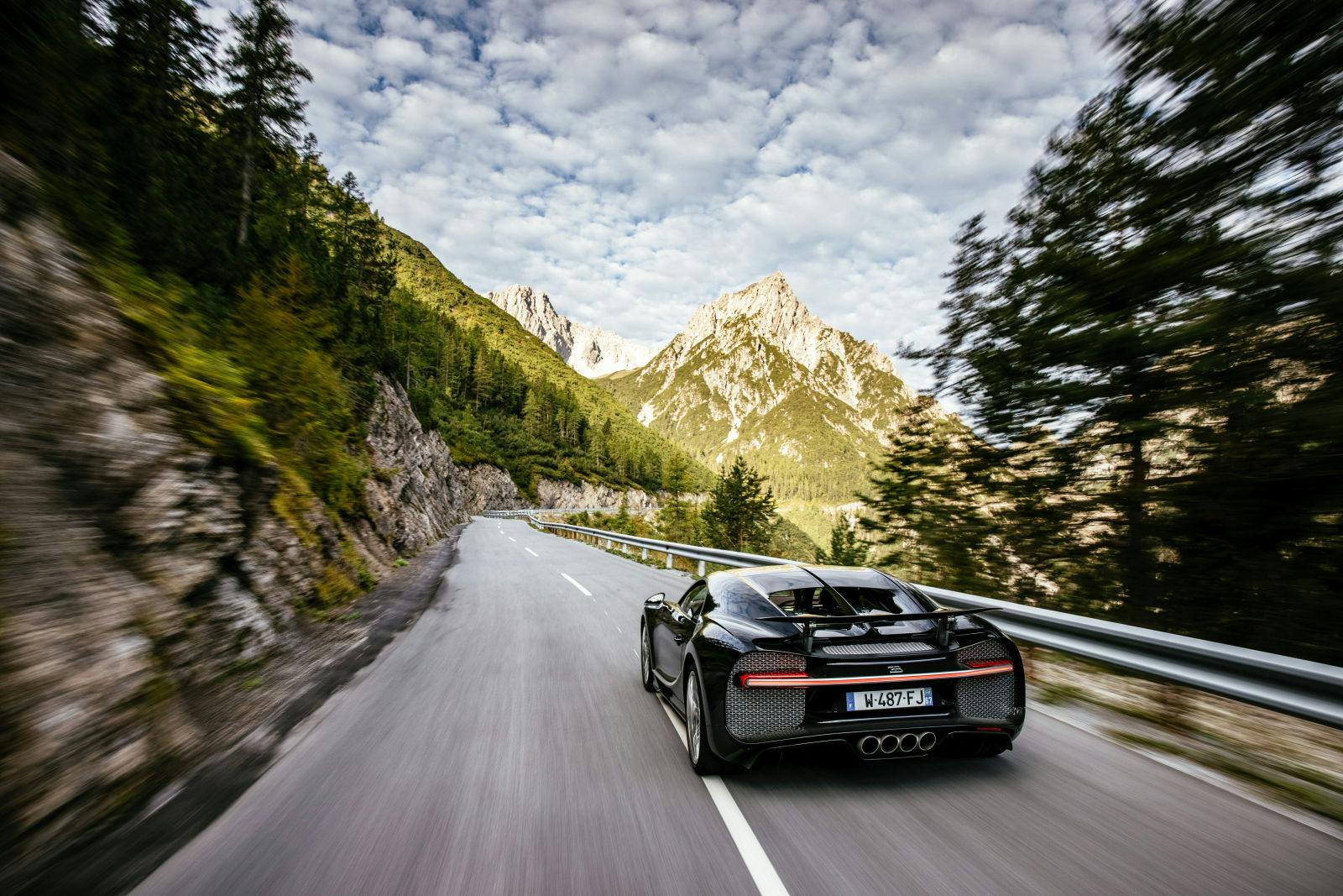 In der souveränen Manier eines Grand Tourer durchquert der Bugatti Chiron Sport Österreichs atemberaubenden Berglandschaften.