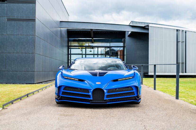 Der nun erste ausgelieferte Centodieci trägt die Farbe „Bugatti Bleu“. Der Lackton gilt als Synonym für Bugatti und den EB110.