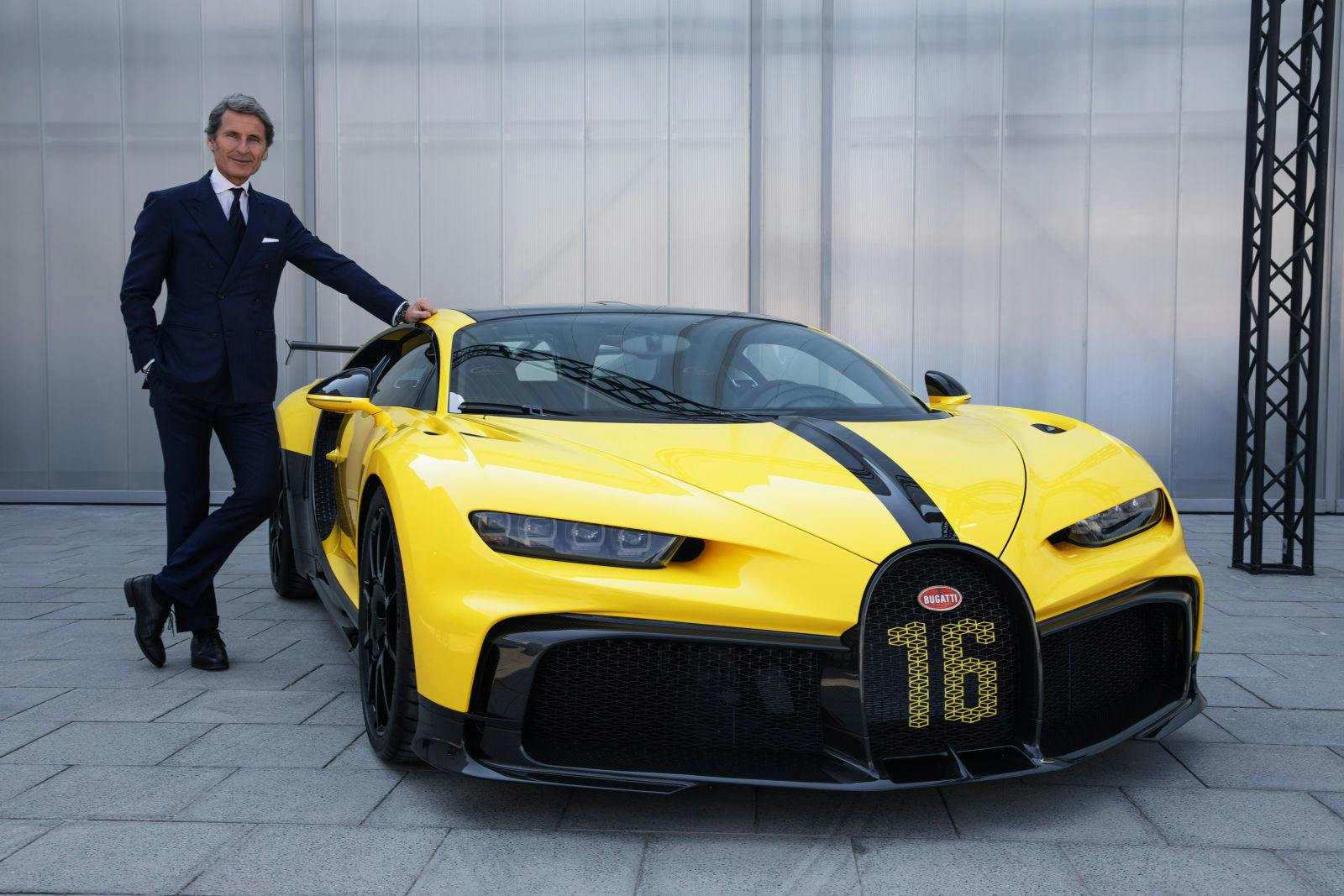 Nouvelle année record pour Bugatti : Stephan Winkelmann avec la Bugatti Chiron Pur Sport.