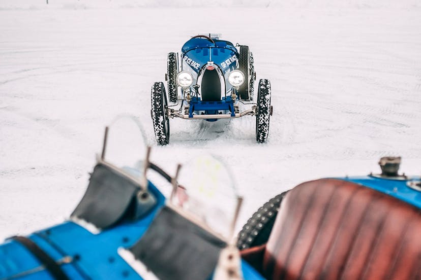 62 Jahre nach dem Debüt von Bugatti beim GP Ice Race in Österreich kehrte die französische Luxusmarke mit einem Type 51 und dem Bugatti Baby II an den Start zurück.