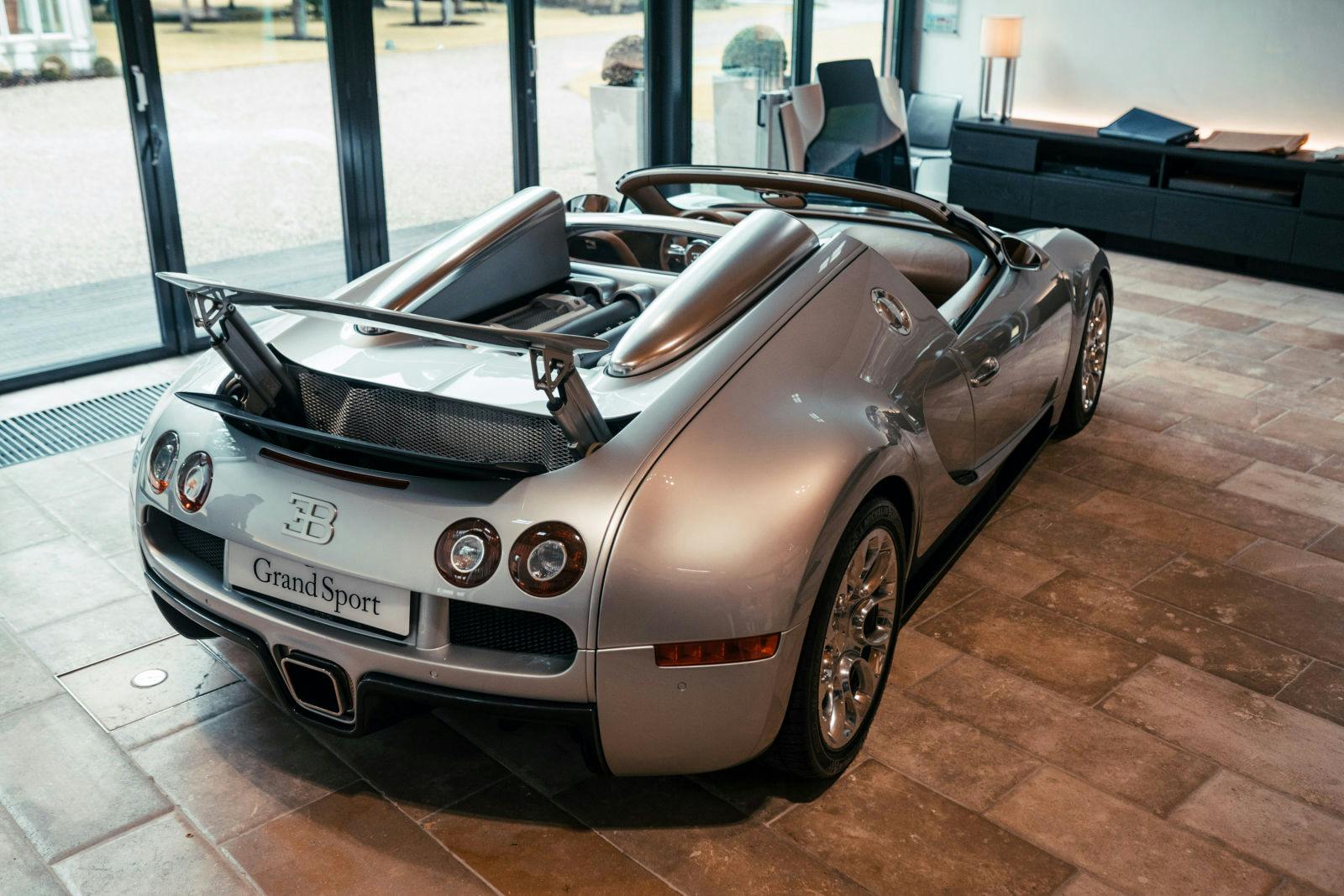 La Veyron 16.4 Grand Sport 2.1 dans son état d'origine : peinture White Silver Metallic et intérieur en cuir Cognac.